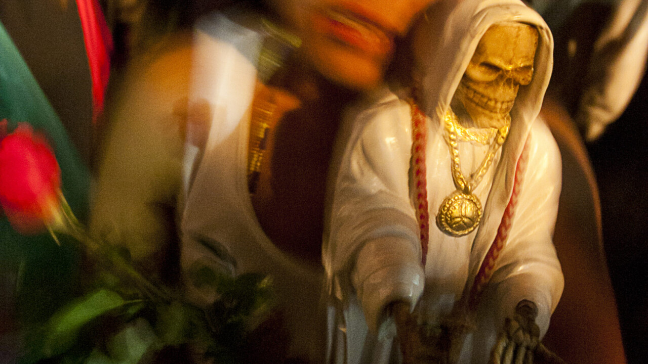Los fieles asisten en torno a la imagen de la Santa Muerte en las cercanias a su altar para agradecer los favores recibidos. Se puede apreciar un peregrinajeconstante sobre todo cuando se celebra el aniversario de dicha imagen. Los peregrinos provienen de varios estados del pais acompanados de su imagen y algunas flores.