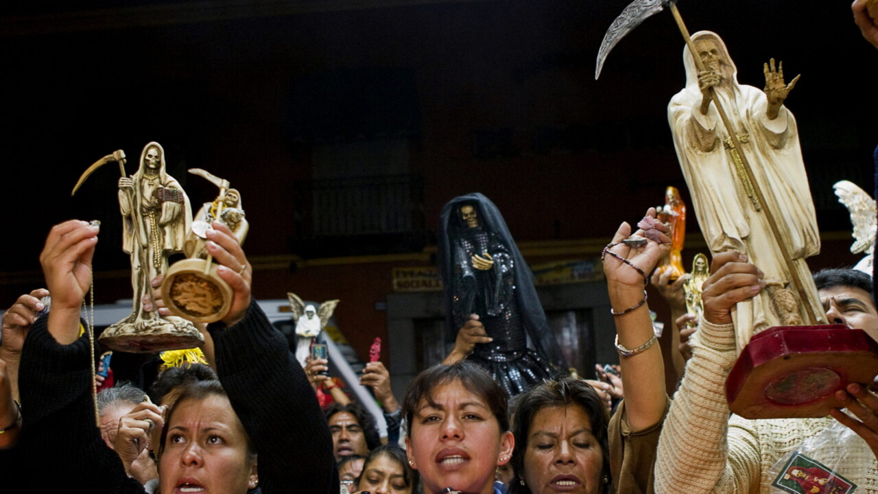 Al final de la misa que se lleva a cabo en honor a la Santa Muerte por las tardes y que la gran mayoria de los fieles espera; se les pide a todos los asistentes que levanten sus imagenes con fe y devocion para que sean vendecidas por el pastor que realiza la ceremonia. acuden alrededor de unas tres mil personas a esta ceremonia la cual se realiza en la calle ya que no se cuenta con un templo.