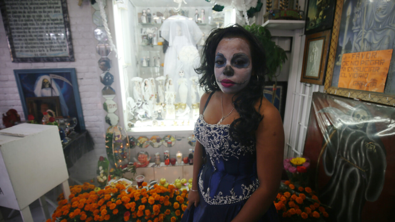 MEXICO. CIUDAD DE MEXICO. 311017. FESTEJO ANUAL DE LOS DEVOTOS, A LA SANTA MUERTE O NIÑA BLANCA, EN LA CALLE DE ALFARERIA EN EL BARRIO DE TEPITO, DONDE LOS FIELES ASISTEN A DAR GRACIAS POR LOS FAVORES RECIBIDOS ANTE LA NIÑA BLANCA. ERIC
