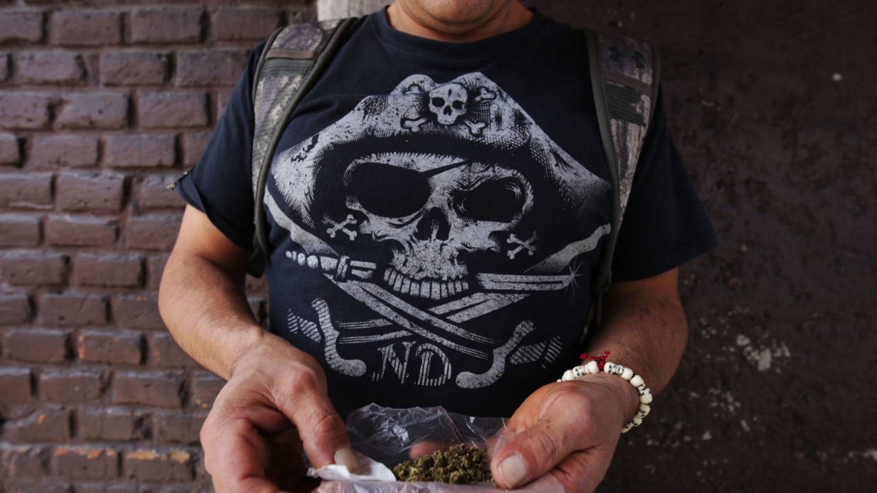 DEBOTAS A LA SANTA MUERTE, VISITAN EL ALTAR EN EL BARRIO DE TEPITO, PARADAR GRACIAS POR LOS FAVORES CONCEDIDOS A SUS FIELES. ERIC LUGO